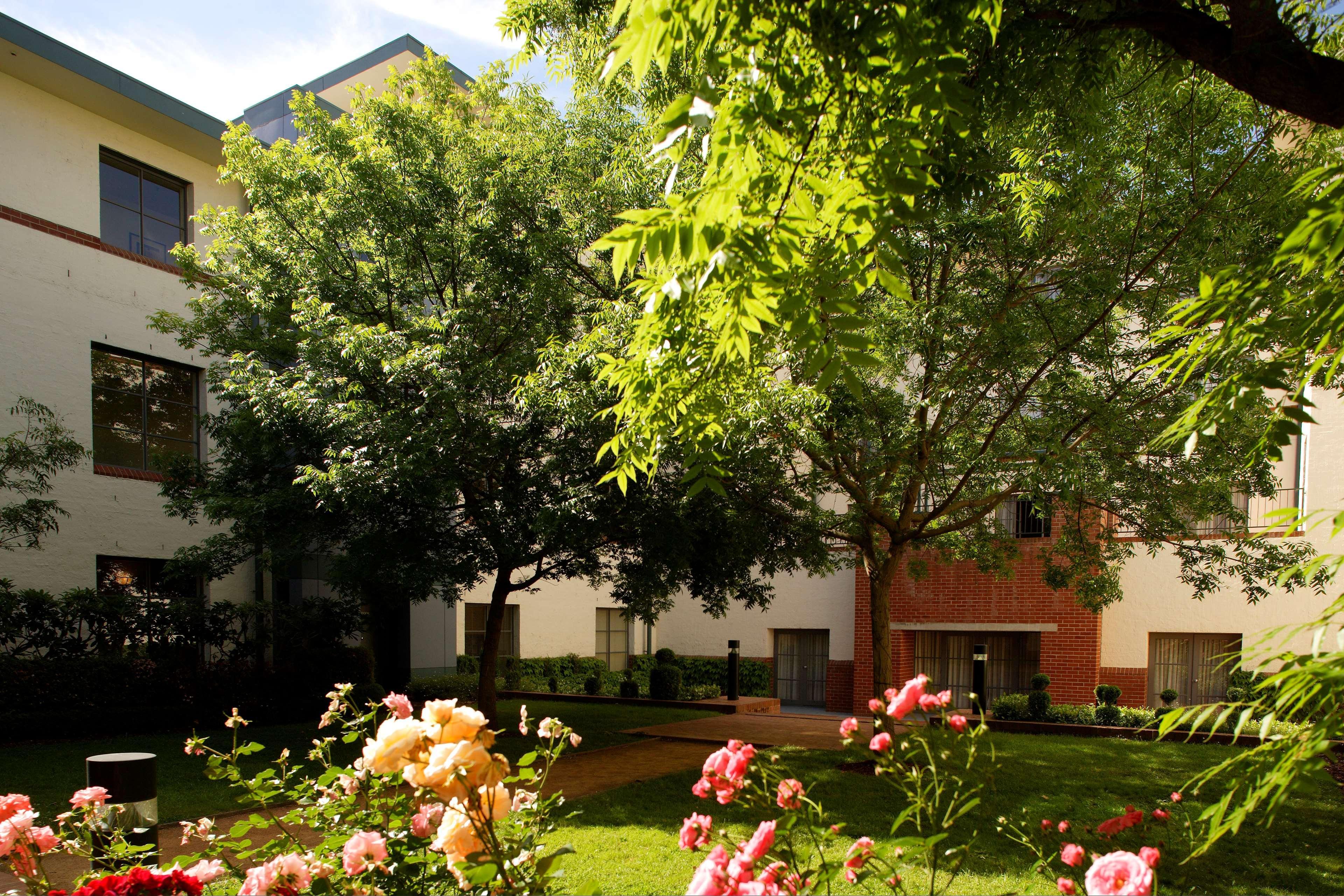 Hyatt Hotel Canberra - A Park Hyatt Hotel Esterno foto The courtyard of the school