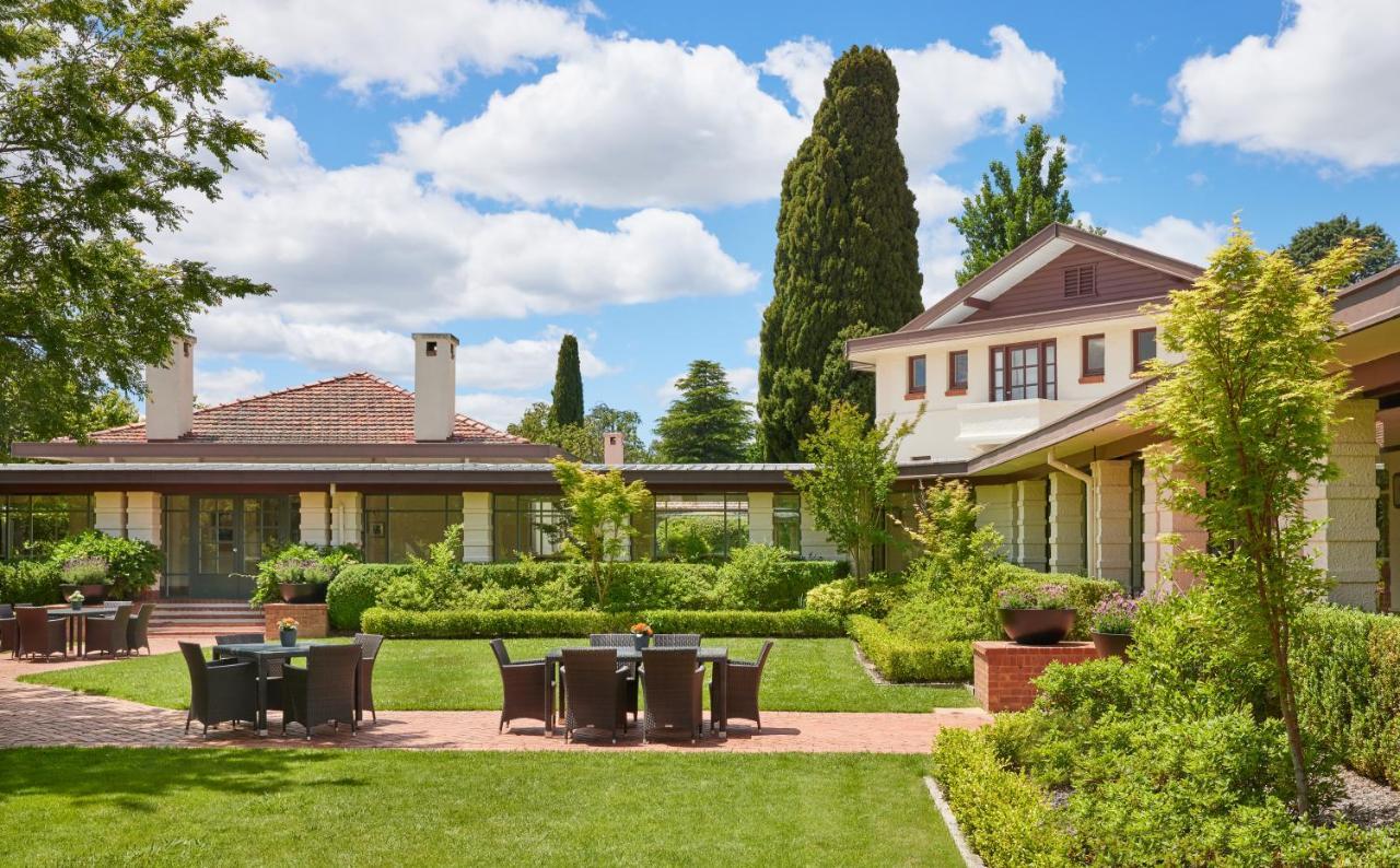 Hyatt Hotel Canberra - A Park Hyatt Hotel Esterno foto The residence of the Spanish ambassador in Sofia