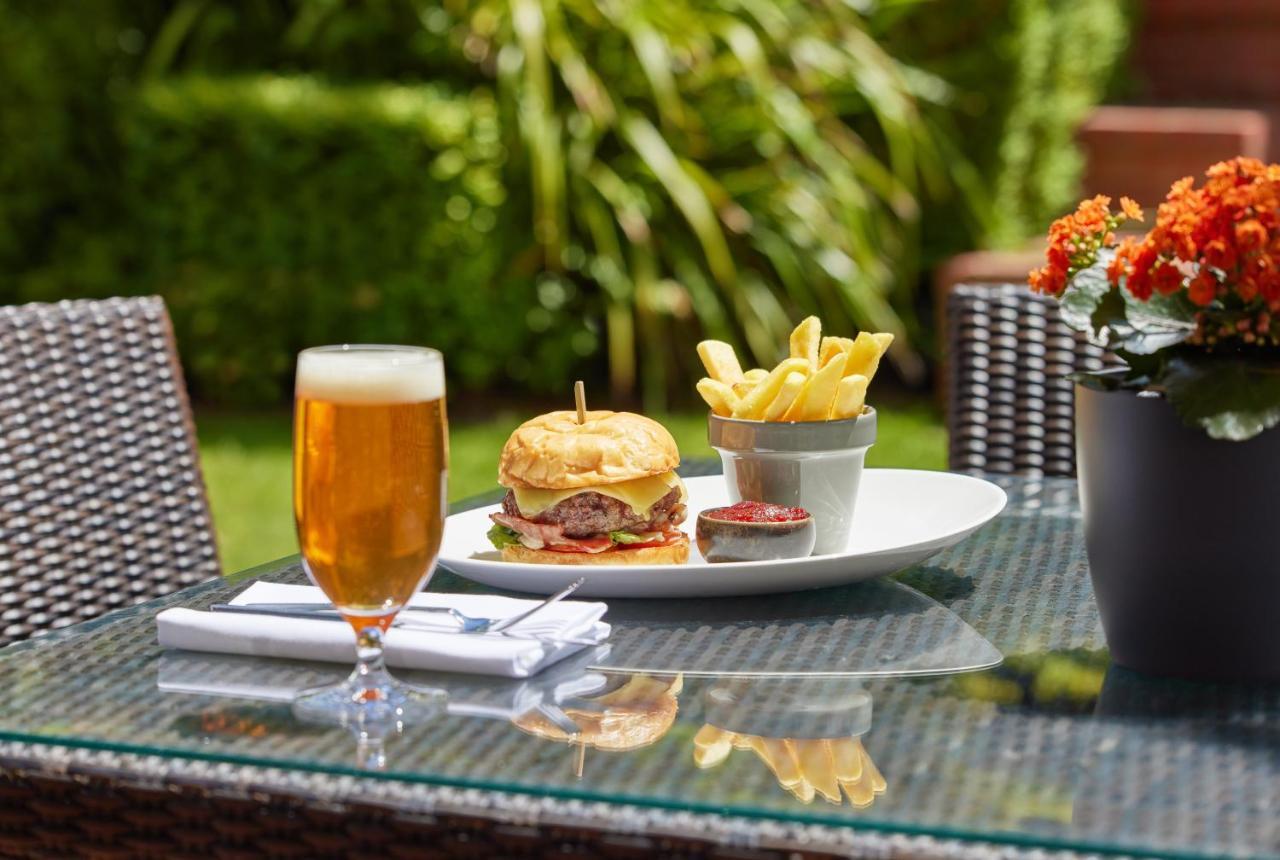 Hyatt Hotel Canberra - A Park Hyatt Hotel Esterno foto A burger and chips served with a beer