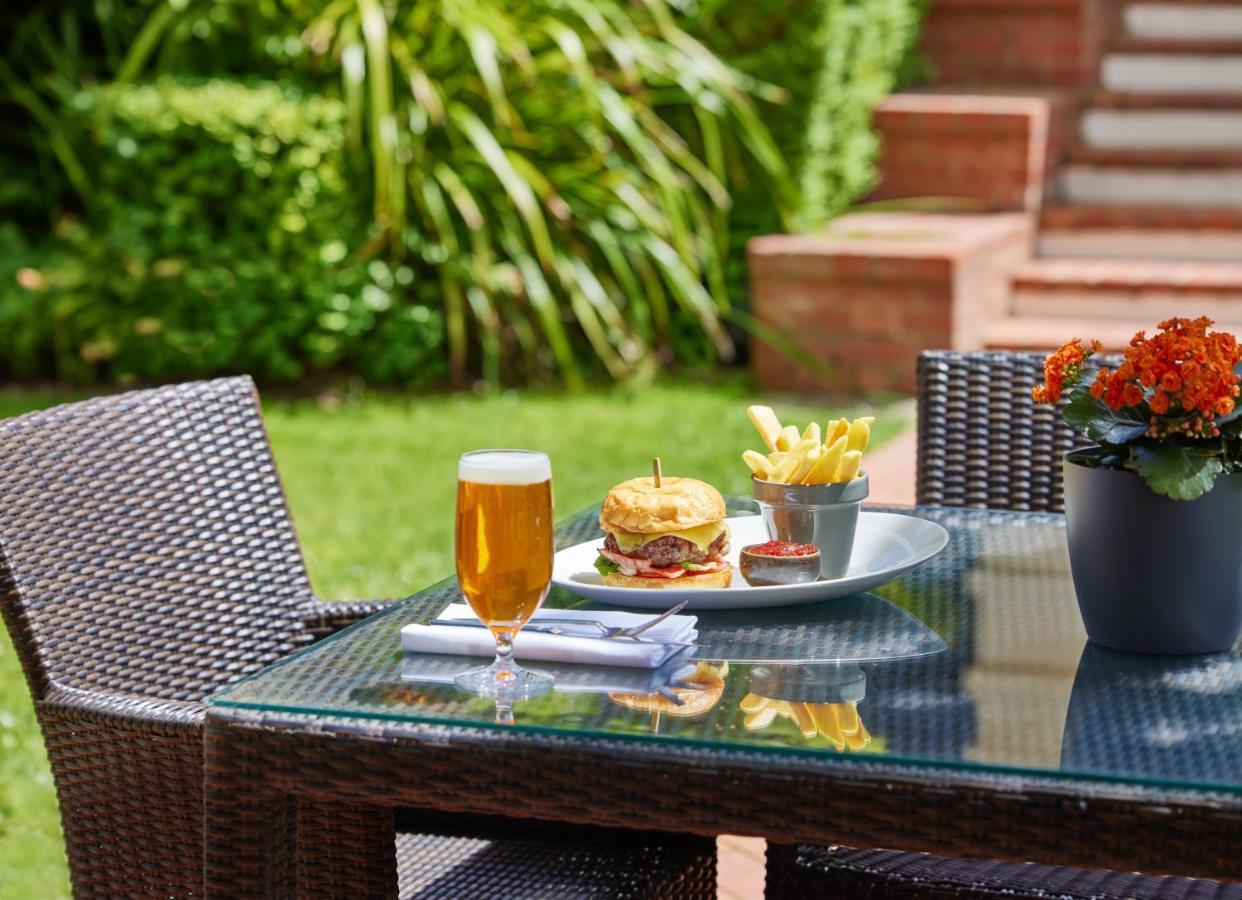Hyatt Hotel Canberra - A Park Hyatt Hotel Esterno foto A typical patio set